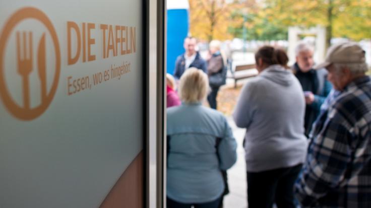 Immer mehr ältere Menschen sind auf die Tafel angewiesen.