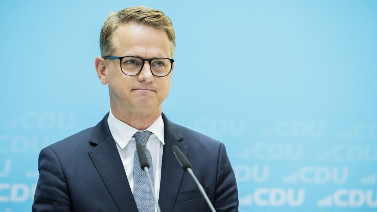 Zum Handeln gezwungen: Gesundheitsminister Carsten Linnemann (CDU) sieht sich mit einem gravierenden Finanzengpass in der Pflege konfrontiert. (Foto)