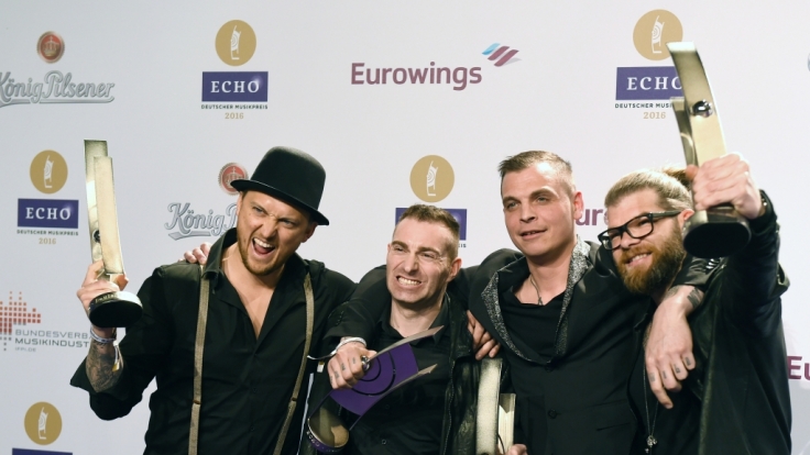 Die Band Frei.Wild freut sich am 07. April 2016 in Berlin nach der 25. Verleihung des Deutschen Musikpreises Echo über die Auszeichnung in der Kategorie
