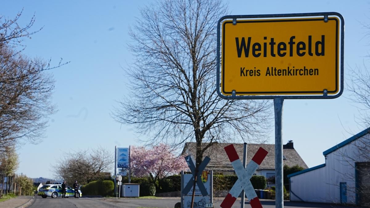 Nach einem Leichenfund in Weitefeld hat die Polizei den Ortseingang abgesperrt. (Foto)