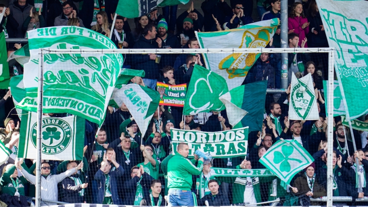 Mit Fahnen und Transparenten feuern die Fans vom SpVgg Greuther F&uuml;rth ihr Team an. (Symbolbild) (Foto)