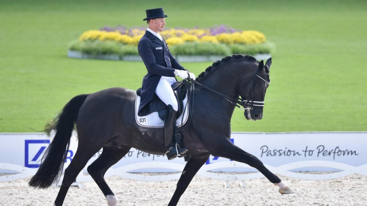 Der deutsche Dressurreiter Matthias Alexander Rath reitet auf Totilas w&auml;hrend des Mannschaftsfinals der Reit-EM in Aachen 2015. (Foto)
