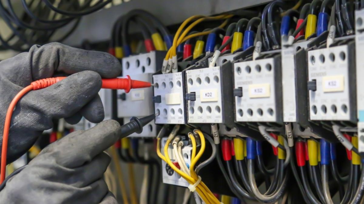 Wartungsarbeiten an stromf&uuml;hrenden Anlagen: Momentan kann es zu St&ouml;rungen kommen. (Foto)