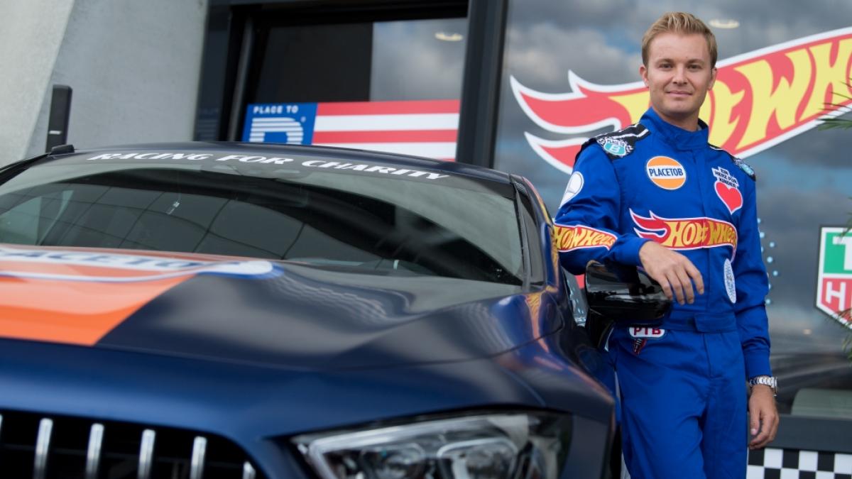Formel-1-Weltmeister Nico Rosberg beteiligt sich am VIP-Rennen der Place to B Racing for Charity 2019 und steht neben einem Mercedes. (Foto)