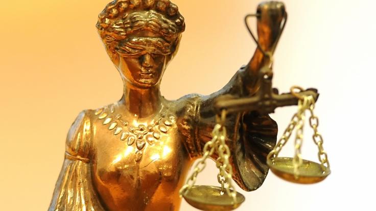 Justitia hat gesprochen: Für Sex mit ihrem minderjährigen Adoptivsohn muss eine Frau aus Florida ins Gefängnis (Symbolbild).