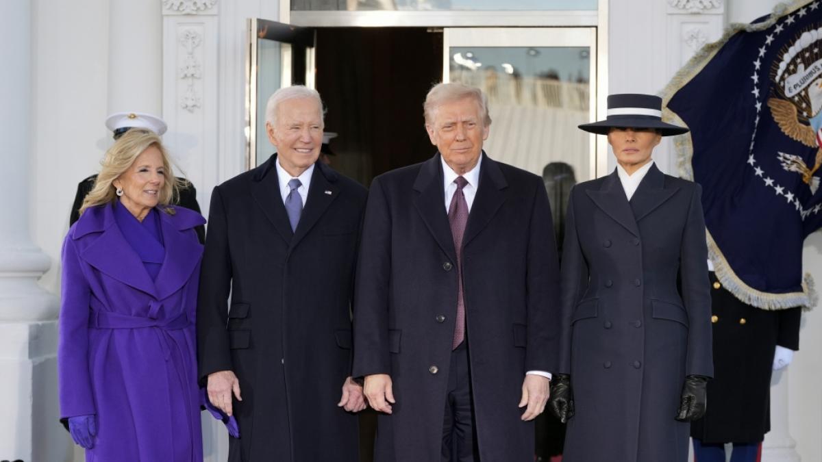 Donald Trump (3.v.l.) und seine Frau Melania wurden zunächst im Weißen Haus von der ehemaligen First Lady Jill Biden (l.) und Ex-US-Präsident Joe Biden (2.v.l.) empfangen. (Foto)