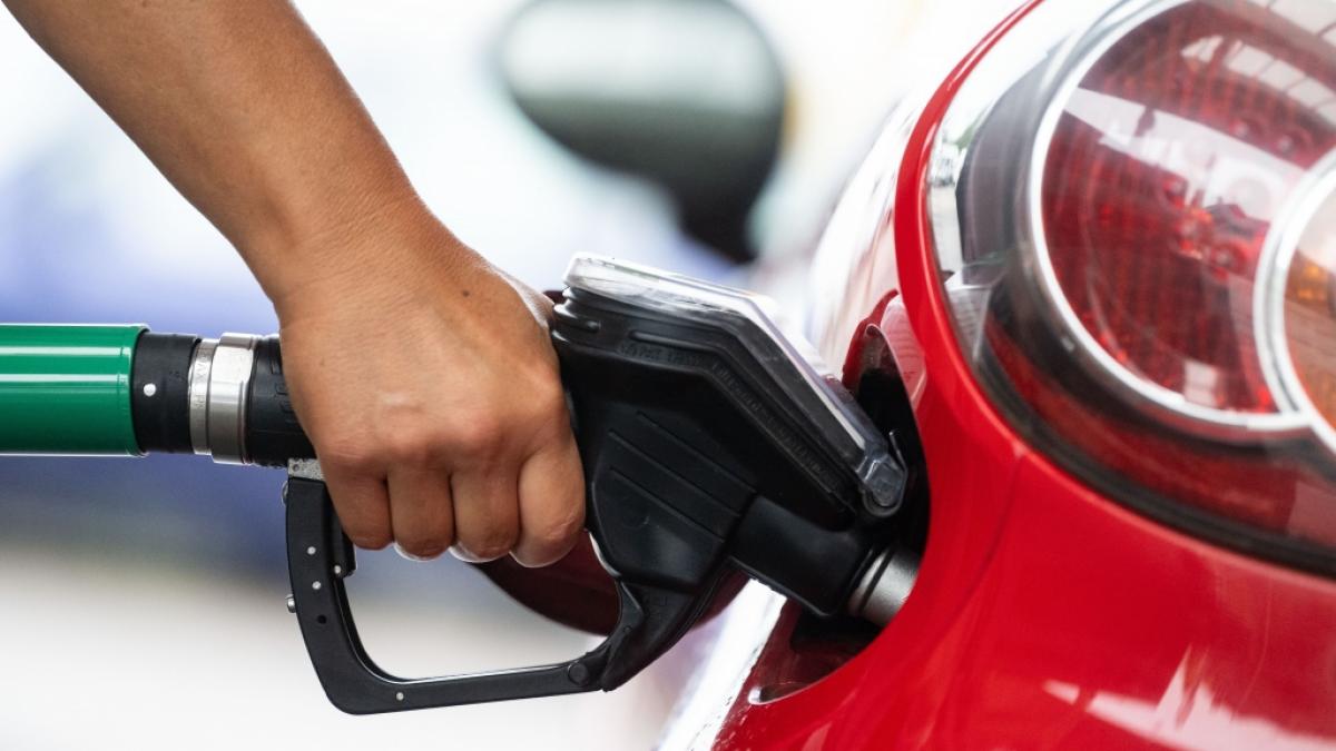 Autofahrer:innen werden an den Tankstellen oft mit g&uuml;nstigen Sprit-Preisen gelockt, die nur f&uuml;r kurze Zeit verf&uuml;gbar sind. (Foto)
