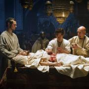 Zusammen mit Ibn Sina (Ben Kingsley, re.) und Mirdin (Michael Marcus, li.) führt Rob (Tom Payne, Mitte) bei dem erkrankten Schah (Oliver Martinez) die erste Blinddarmoperation durch.