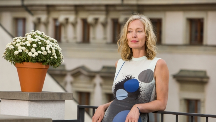 Über den Dächern von Prag erwartet Katrin (Katja Weitzenböck) ihren alten WG-Freund Jannick.