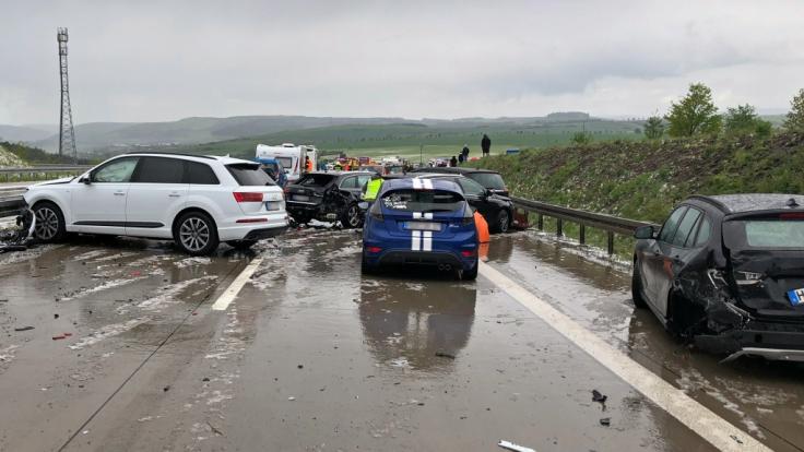Bei der Massenkarambolage auf der A71 in Thüringen wurden mindestens 25 Menschen verletzt.