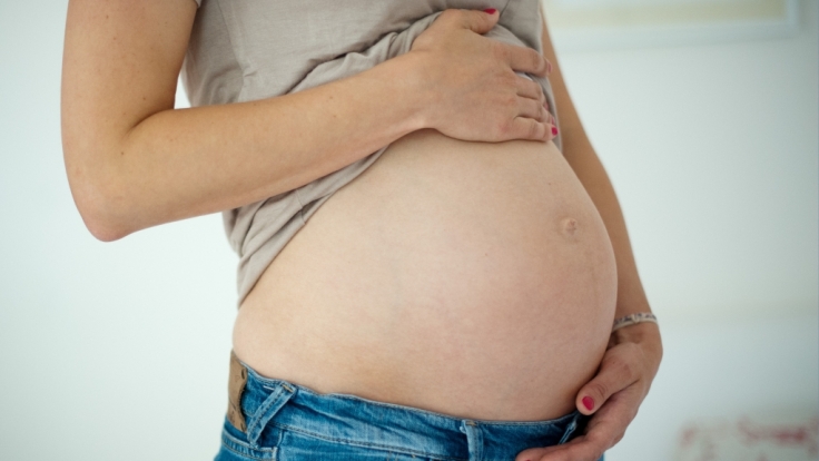 In Berlin starb eine Frau an einer Hirnhautentzündung. Zwei Tage nach ihrem Hirntod bringt sie ein gesundes Baby zur Welt.