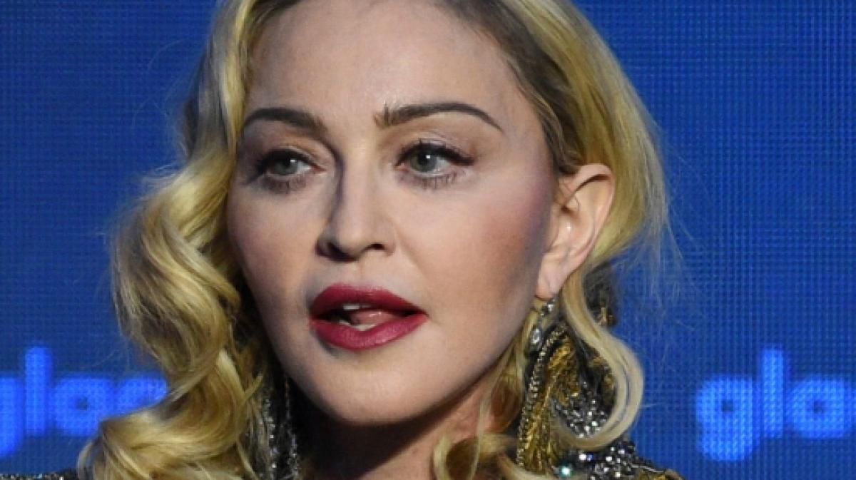 Madonna macht wieder einmal die Beine breit. (Foto)