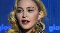 Madonna macht wieder einmal die Beine breit.