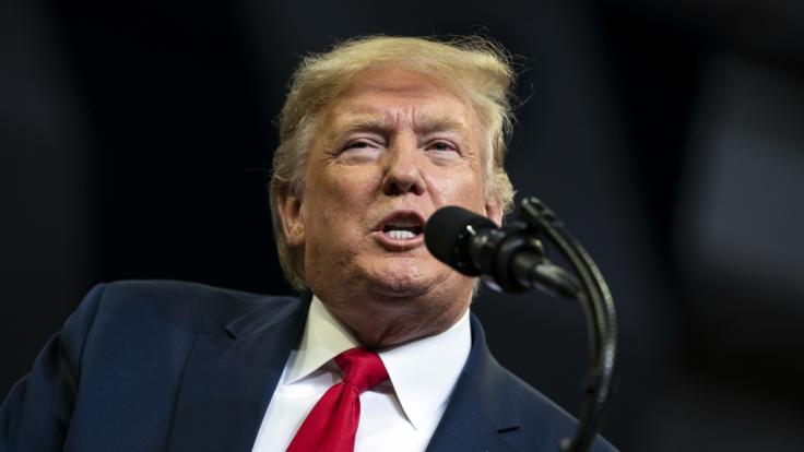 Donald Trump soll angeblich heimlich beim Sex gefilmt und mit dem Video erpresst worden sein.