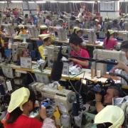 Wie fair geht es dort zu, wo Adidas fertigen lässt? Arbeiterinnen bei der Schuhproduktion im chinesischen Dongguan müssen schuften.