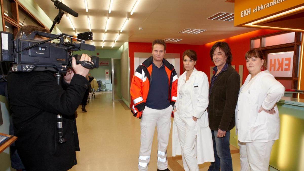 Manuela Wisbeck (ganz rechts) hier in ihrer Rolle als Frauke Prinz an der Seite von Schlagers&auml;nger J&uuml;rgen Drews. (Foto)