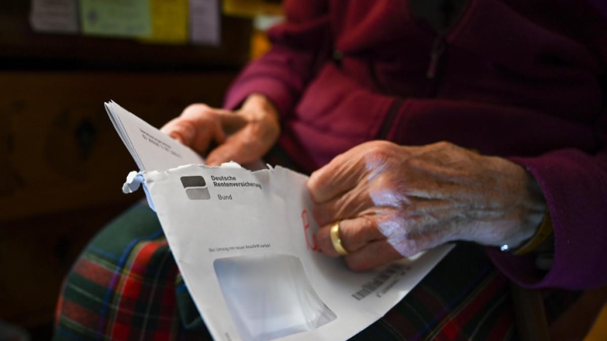 Millionen Rentenbescheide sollen falsch berechnet worden sein. Die Deutsche Rentenversicherung dementiert. (Foto)