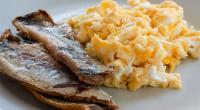 Englisches Frühstück besteht traditionell aus Hering, Rührei und jeder Menge Kaffee.