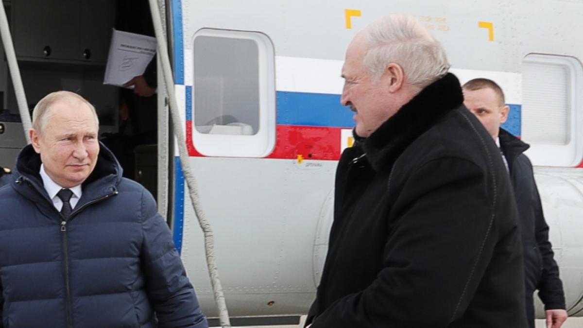Wie lange h&auml;lt sich Putin-Kumpel Alexander Lukaschenko (r.) noch in Belarus an der Macht? (Foto)