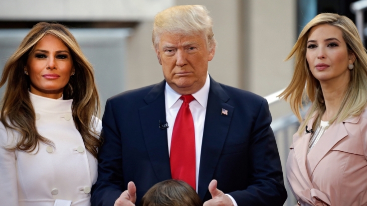 Trumps Ehefrau Melania (l.) fühlt sich in der Rolle der First Lady nicht wohl. Ivanka springt deshalb für Sie ein.