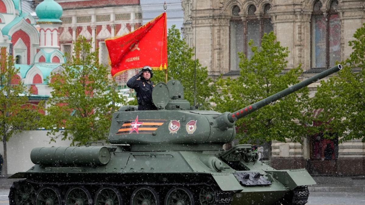 Ein legend&auml;rer sowjetischer T-34-Panzer mit roter Flagge rollt w&auml;hrend der Milit&auml;rparade zum Tag des Sieges in Moskau anl&auml;sslich des 79. Jahrestages des Endes des Zweiten Weltkrieges. (Foto)