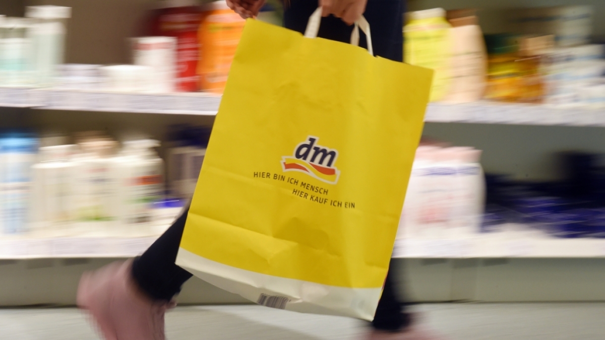 Mit dieser Info gr&auml;mt dm seine Kunden. (Foto)