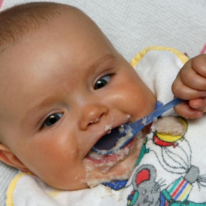 Zu viel Zucker! DIESE Babybreie sollten Sie nicht füttern