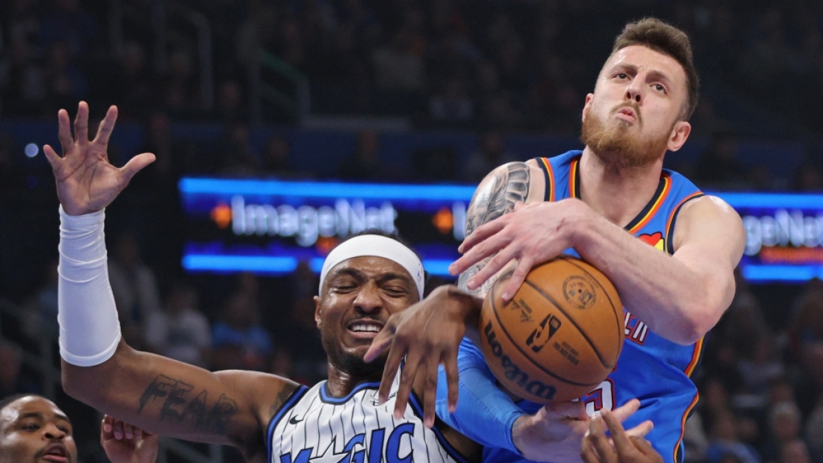 Isaiah Hartenstein von den Oklahoma City Thunder und Wendell Carter Jr. von den Orlando Magic versuchen einen Rebound zu gewinnen, am 03.02.2026. (Symbolbild) (Foto)