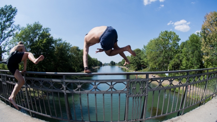 Brückenspringen ist auch in Deutschland bei Jugendlichen weit verbreitet, aber in der Regel auch verboten.