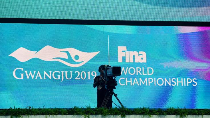 Südkorea, Gwangju: Eine Fernsehkamera steht bei der Schwimm-WM vor einer großen Videoleinwand.