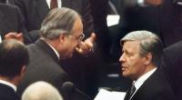 Abschied vom Amt: Der gestürzte Bundeskanzler Helmut Schmidt beglückwünscht am 1.10.1982 seinen Nachfolger Helmut Kohl zu dessen Wahl.