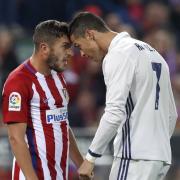 Kopf an Kopf mit Gegenspieler Koke.