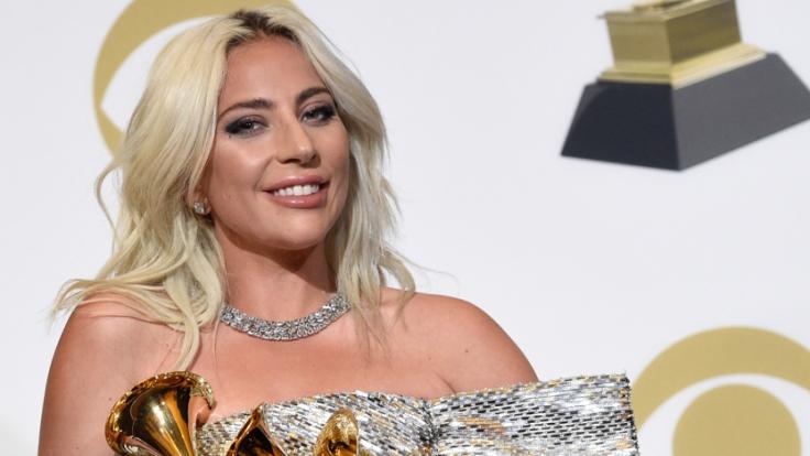 Lady Gaga zeigt sich oben ohne Make-up im Netz.