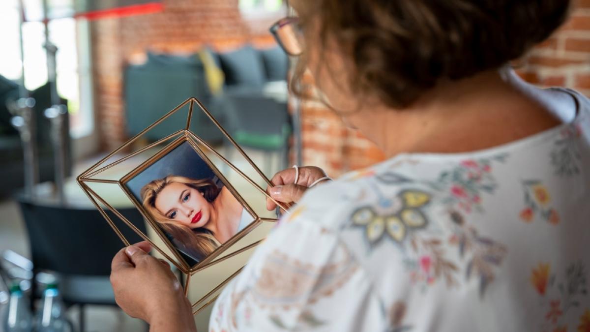 Brigitte Reusch h&auml;lt ein Foto ihrer vermissten Tochter in der Hand. (Foto)