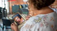 Brigitte Reusch hält ein Foto ihrer vermissten Tochter in der Hand.