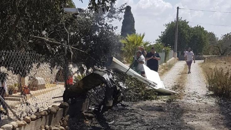 Dieses von der Feuerwehr der Balearen zur Verfügung gestellte Bild, zeigt das Wrack eines Flugzeugs bei Inca in Palma de Mallorca.