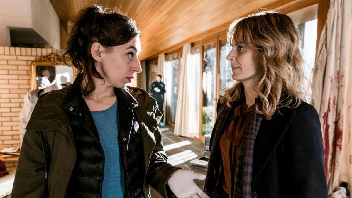 Kommissarin Isabelle Grandjean (Anna Pieri Zuercher, r.) und ihre Kollegin Tessa Ott (Carol Schuler) in einer Szene aus "Tatort: Schoggil&auml;be". (Foto)