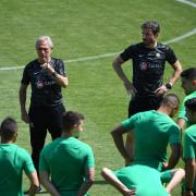 Mark van Bommel (r.) und Schwiegervater Bert van Marwijk (l.) als Trainer-Team der australischen Nationalmannschaft.