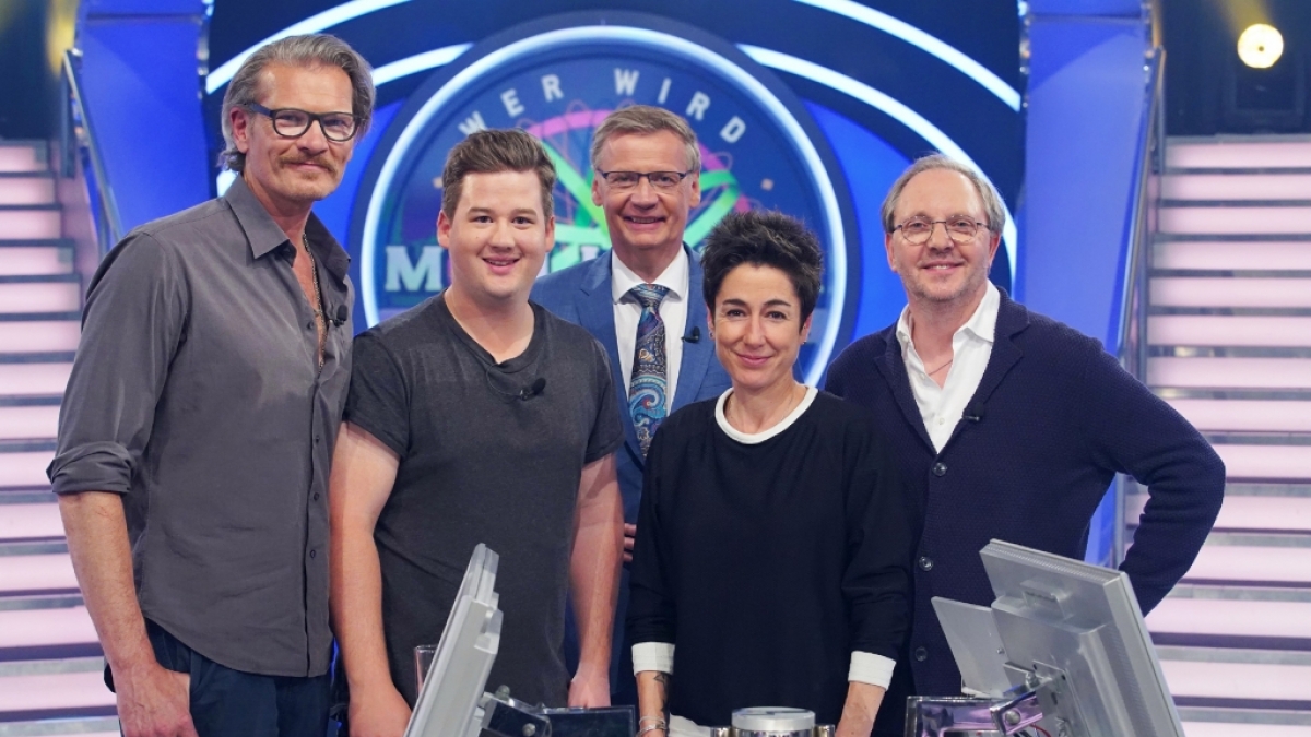 G&uuml;nther Jauch quizzt beim "Wer wird Million&auml;r?" Prominenten-Special mit G&ouml;tz Otto, Chris Tall, Dunja Hayali und Olli Dittrich (v.l.n.r.). (Foto)
