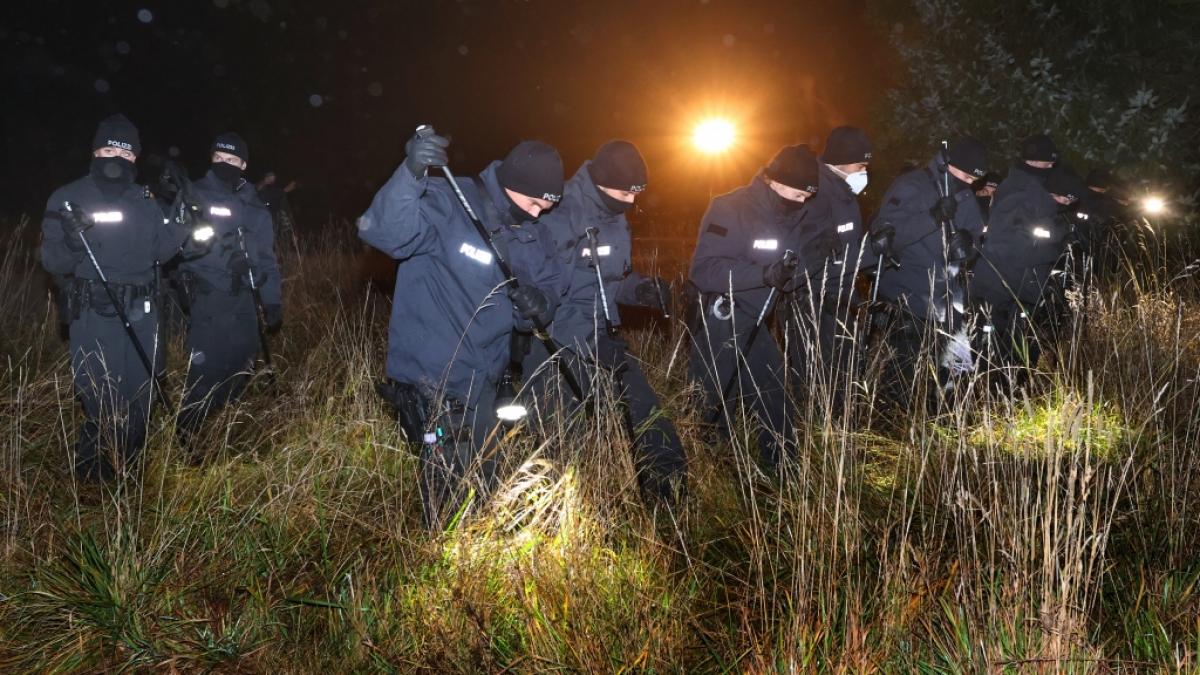 Polizisten durchsuchen ein Waldgebiet, nachdem eine 16-J&auml;hrige unweit des Flughafens Memmingen tot aufgefunden worden war. (Foto)