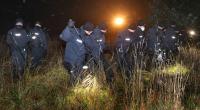 Polizisten durchsuchen ein Waldgebiet, nachdem eine 16-Jährige unweit des Flughafens Memmingen tot aufgefunden worden war.