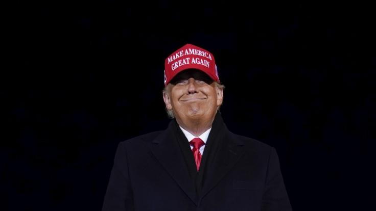 Donald Trump hält mit aller Macht an seinem Amt fest.