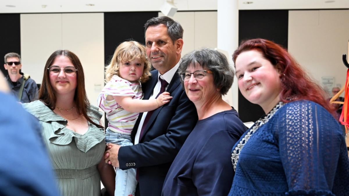Olaf Lies mit seiner Frau, seinen beiden T&ouml;chtern und seiner Enkeltochter bei der Wahl zum Ministerpr&auml;sidenten von Niedersachsen. (Foto)