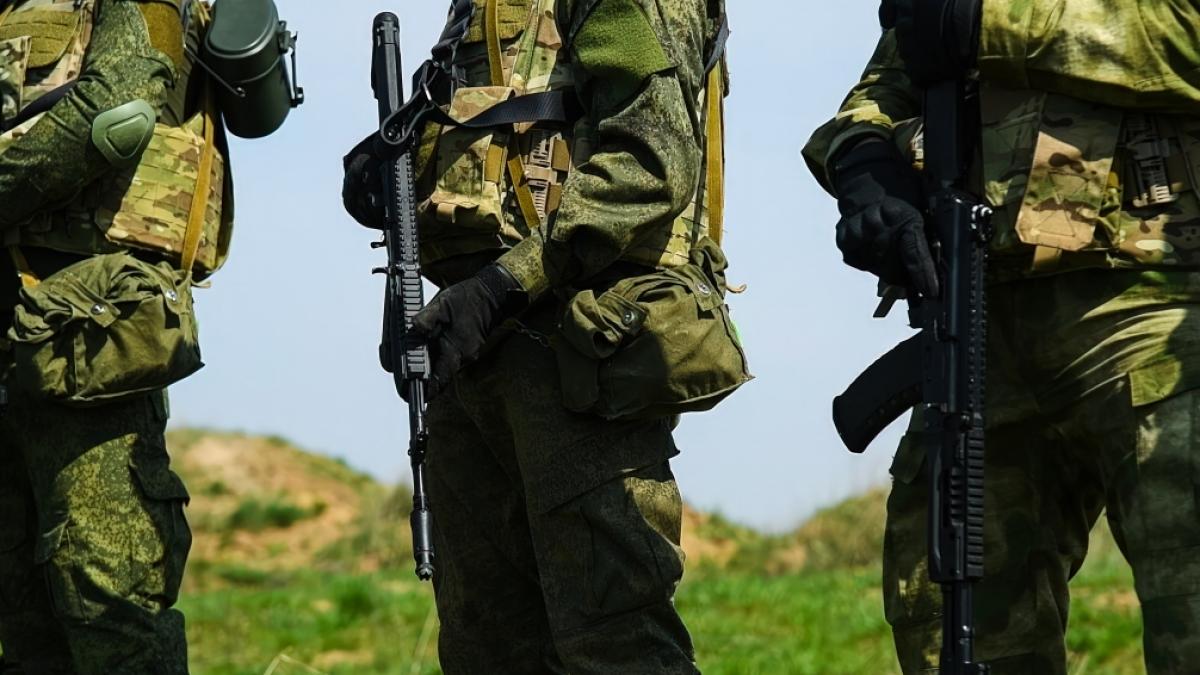 Russische Soldaten sollen angeblich einen ihrer eigenen Kameraden angreifen (Symbolfoto) (Foto)