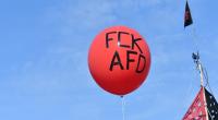 Gegen die menschen- und demokratieverachtende Politik der AfD gehen auch im Dezember 2025 wieder bundesweit Menschen bei Demonstrationen auf die Straße.