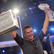 Aaron Troschke feiert seinen Gewinn bei 