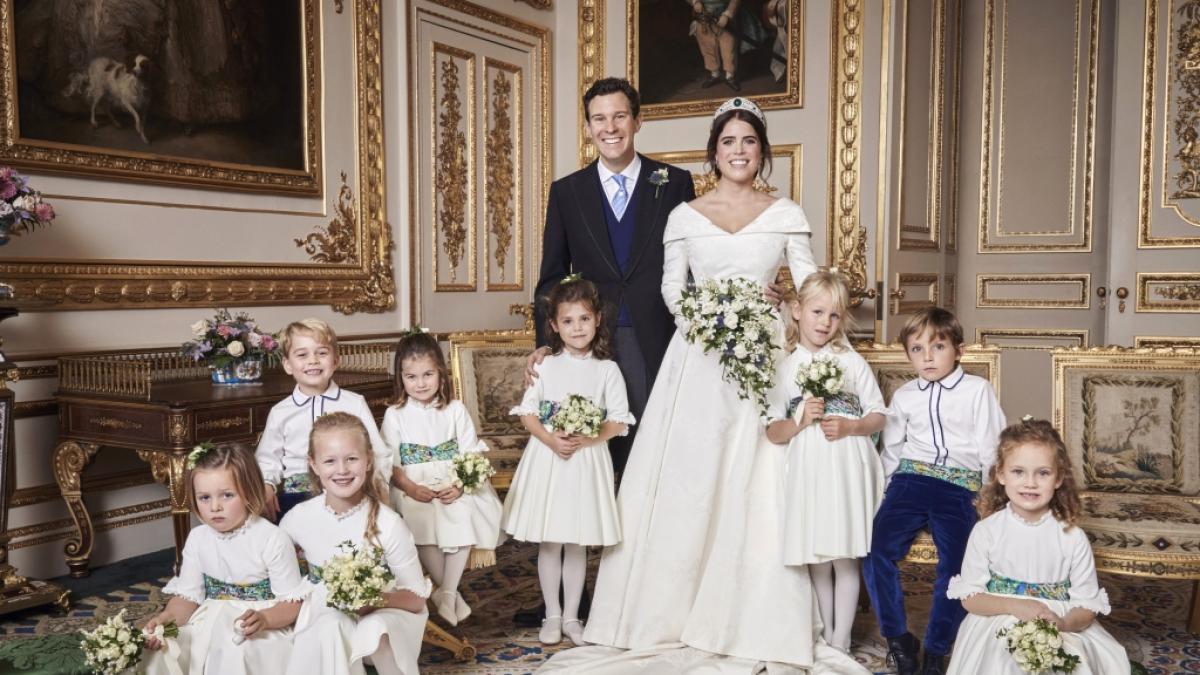Auf dem Hochzeitsfoto von Prinzessin Eugenie sieht man die j&uuml;ngsten Royals: Prinz George (hintere Reihe, l-r); Prinzessin Charlotte; Theodora Williams; Isla Phillips; Louis De Givenchy. Mia Tindall (Vordere Reihe, l-r); Savannah Phillips; Maud Windsor. (Foto)