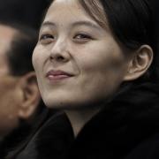 Kim Yo-jong, die Schwester von Kim Yong-un, sieht sich mit Kim Yong-nam, protokollarisches Staatsoberhaupt von Nordkorea, ein olympisches Hockeyspiel in Südkorea an.