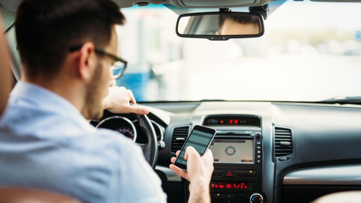 Wer sein Smartphone im Auto unbedingt nutzen will, sollte lieber auf Sprachsteuerung setzen, statt es in die Hand zu nehmen. (Foto)