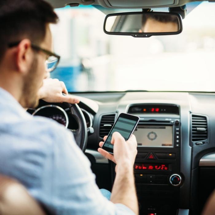 Kann die Powerbank im Auto zur Bußgeldfalle werden?